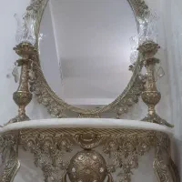 آینه و شمعدان و میز برنجی