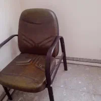 دو تا صندلی ساده و یک چرخدار مدیریتی و میز سه کشو