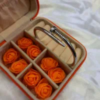 دستبند بنگل مدل میخی رنگ نقره ای بدلیجات