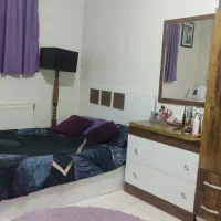 تخت  بدون تشک همراه با میز توالت وکمد بزرگجادار|تخت و سرویس خواب|شاهین‌شهر, خانه کارگر|دیوار