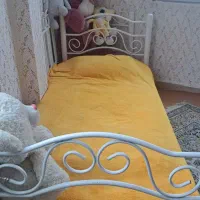 دوعدد تخت یک نفر درحد نو و۳ عدد صندلی ناهار خوری