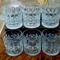 تعدادی دیوارکوب و ظروف