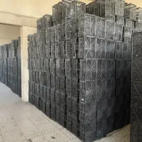 کارگر جهت کار با دستگاه تزریق