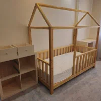 تخت کلبه و کتابخانه مونته سوری