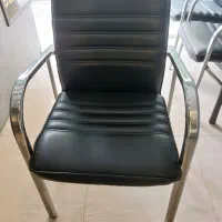 صندلی(۴عدد) و۲تا میز اداری مناسب برای املاک‌