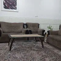 یک دست مبل ۷ نفره و میز وسط و یک عدد گل میز