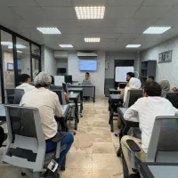 منشی پذیرش آموزشگاه