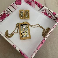 پلاک و زنجیر و گوشواره  و گردنبند