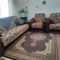 مبل تخت شو .راحتی در حد نو با چهار عسلی شیشه ای