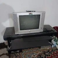 تلویزیون میز تلویزیون و دستگاه دیجیتال