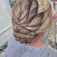 نیازمند مدل رایگان شینیون و زلف در اموزشگاه