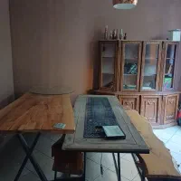 میز چوب گردو و شلف چوبی