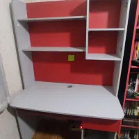 میز تحریر و کتابخانه