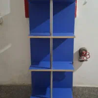 قفسه ی کتاب و عروسک