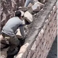 کارگر و بنای سنگ مالون