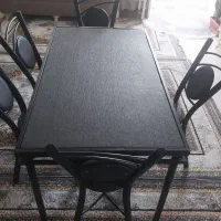 میز غذاخوری شیک.کاملا سالم .محکم