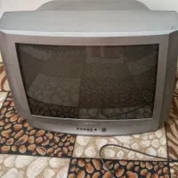 تلوزیون با یک عدد میز فلزی