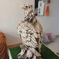 چند عدد مجسمه عقاب و طاووس