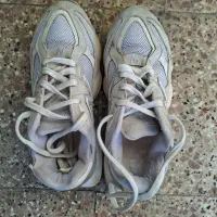 یک جفت کفش اسپرت مردانه