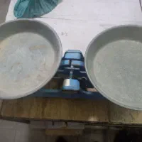 ترازوی قدیمی با چند عدد وزنه