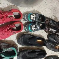 تعدادی کفش زنانه.بچگانه.مردانه|کیف، کفش، کمربند|میمه, |دیوار