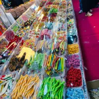 فروشنده خانوم برای نمایشگاه