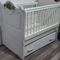 تخت و گهواره کنار مادرکودک