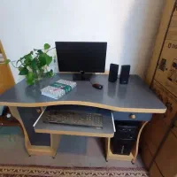 کامپیوتر همراه با میز مطالعه