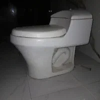 یک عدد توالت فرنگی تمیز