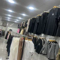 فروشنده خانم بوتیک لباس