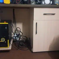 میز تحریر وکامپیوتر