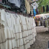 فروشنده لباس در ساحل گیسوم