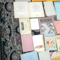 تعداد زیاد کتاب قدیمی کتاب درسی کتاب دست نوشتهای