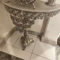 اینه و شمعدان و میز