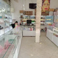 فروشنده آقا و خانوم مرد زن ساده حرفه ای  فروشگاه