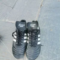 کفش فوتبال داخل چمن