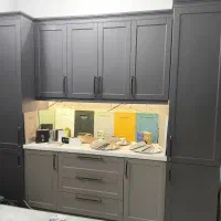 ویترین کابینت و تعدادی وسایل مغازه