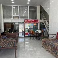 شاگرد رستوران و بیرون بر