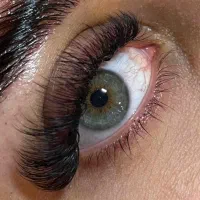 نیازمند مدل برای کاشت مژه کار توسط مربی