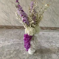 گل مصنوعی به همراه گلدان