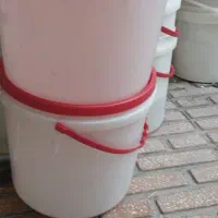 تعدادی دبه وگالن|ظروف نگهدارنده، پلاستیکی، یک‌بارمصرف|کرمانشاه, |دیوار