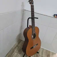 وسایل گیتار شامل سه پایه نت، پایه گیتار، زیرپایی|گیتار، بیس، امپلیفایر|ملایر, |دیوار