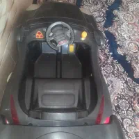 ماشین شارژی و تخت تاشو پارک کنارمادر گهواره ای