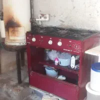 یک عدد اجاق گاز خرابه با مقداری وسایل اشپزخانه