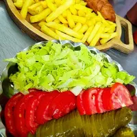 به یک همکار خانم برای کار در ساندویچی نیازمندیم