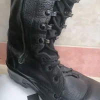 کفش کاروکفش سربازی|کیف، کفش، کمربند|قم, چهل درخت|دیوار