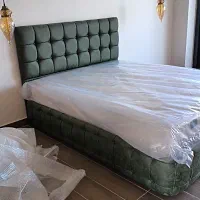 فروشنده جوان خوش برخورد