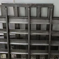 تعدادی پایه فلزی فرفوژه محکم