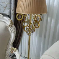 آباژور کنار مبلی یا سالنی بسیار تمیز و مرتب