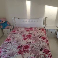 تخت خواب دو نفره به همراه پا تختی و آینه و کنسول